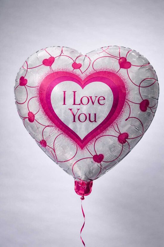 Folijas balons "I love you" balts ar rozā sirsniņu apdruku