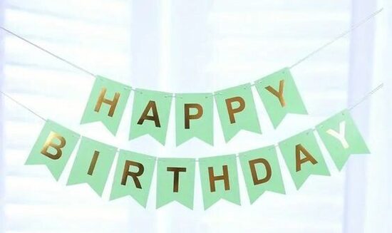 Virtene "Happy Birthday" gaiši zaļā krāsā ar zelta burtiem.  