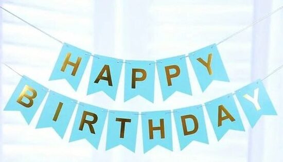 Virtene "Happy Birthday" gaiši zilā krāsā ar zelta burtiem.  