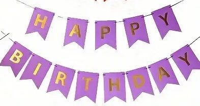 Virtene "Happy Birthday" violetā krāsā ar zelta burtiem.  